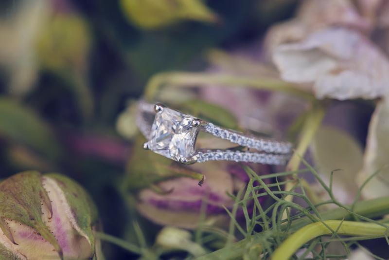 Verlobungsring mit Prinzess-Diamant und Seitendiamanten Fia 16650