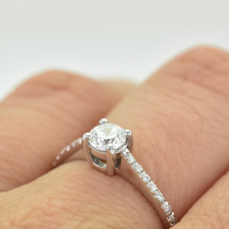 Verlobungsring mit Diamanten auf dem Finger 24160