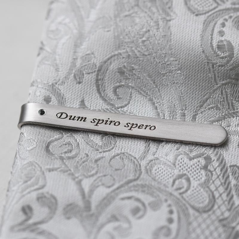 Krawattennadel aus Silber mit schwarzen Diamanten und personalisierter Gravur 