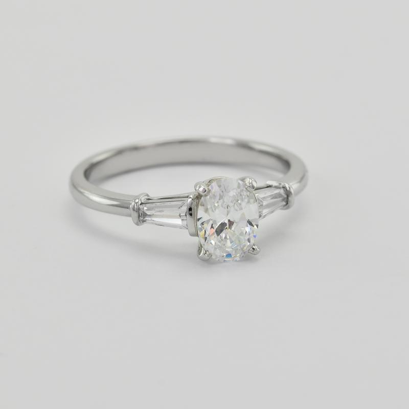 Verlobungsring mit ovalem und Baguette Diamanten Sallya 29520