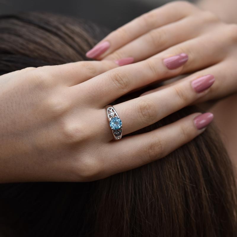 Silberne Ring mit schweizerblauem Topas auf dem Finger 31310