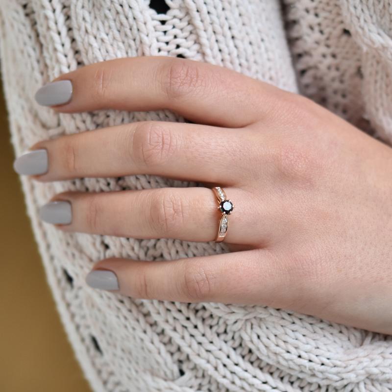 Finger mit Roségold Ring und schwarzem Diamanten 39170