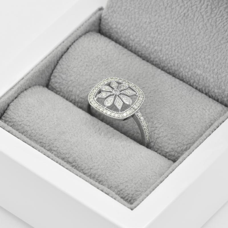 Goldener Ring mit Diamantenblüte Liliane 45230
