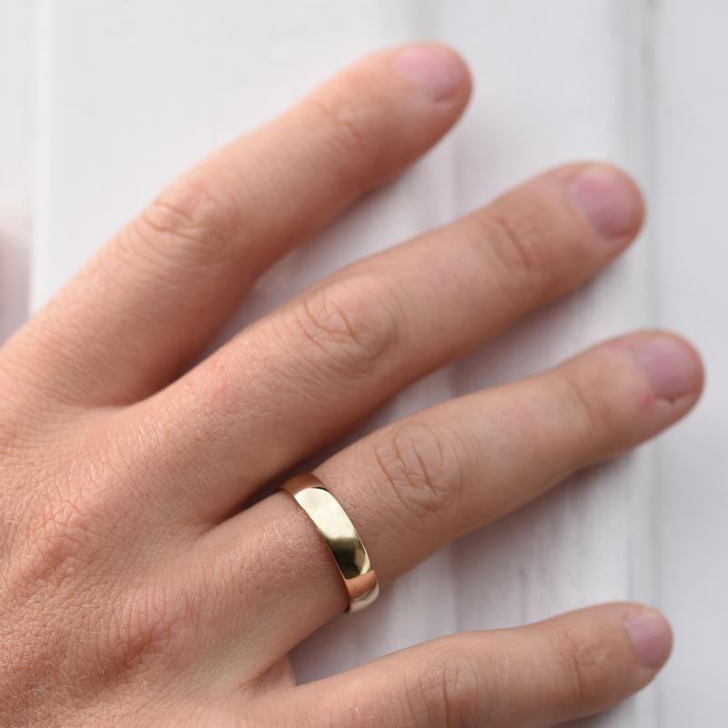 Ehering aus Gelbgold glänzend auf dem Finger 47560