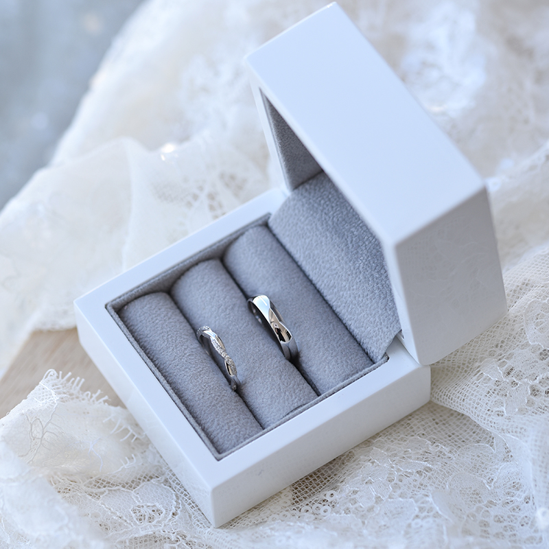 Einzigartiger Ehering mit Diamanten und klassischer Court Ring Lau 61360