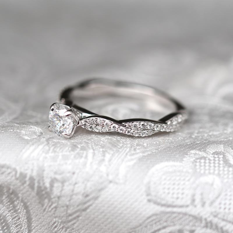Verflochtener Verlobungsring mit synthetischen Diamanten Minna