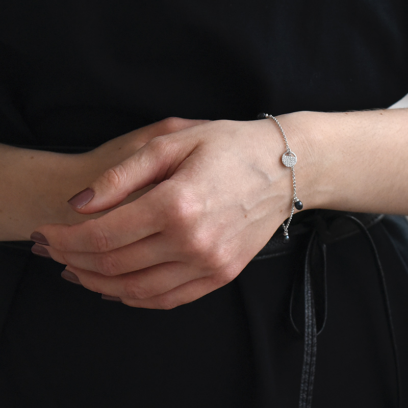 Silbernes Armband mit schwarzen Perlen und Zirkonia Emrys 74210