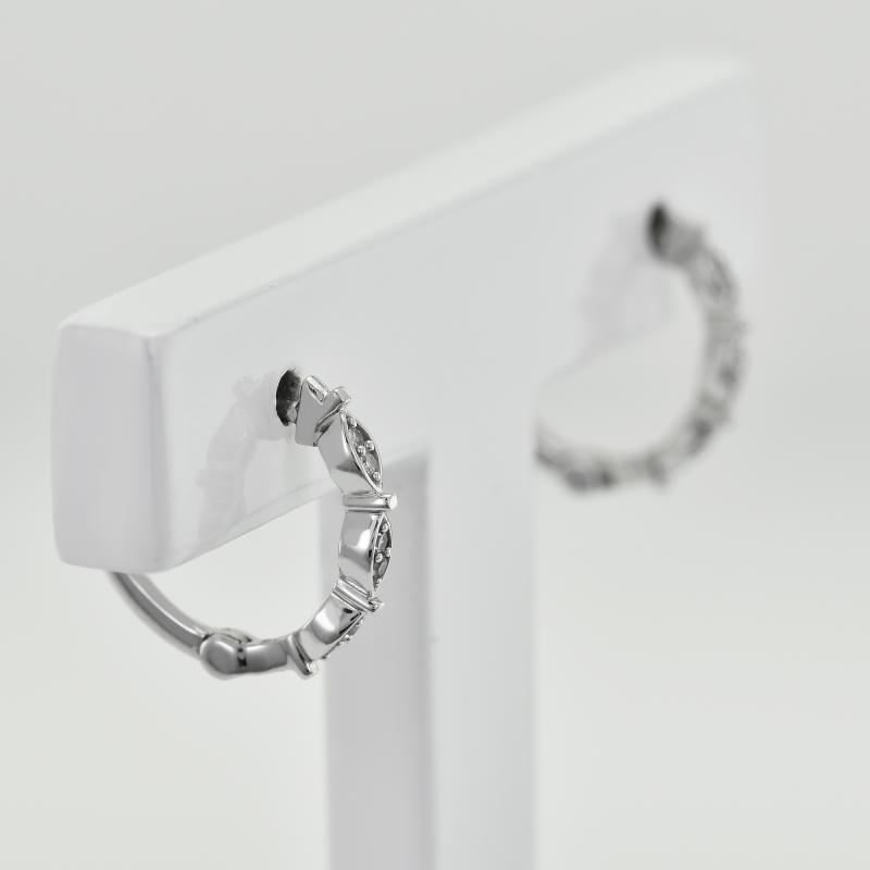 Silberne kreisförmige Ohrringe mit Lab Grown Diamanten Reema 103971