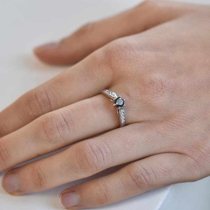 Verlobungsring auf dem Finger mit schwarzem Diamanten 10721