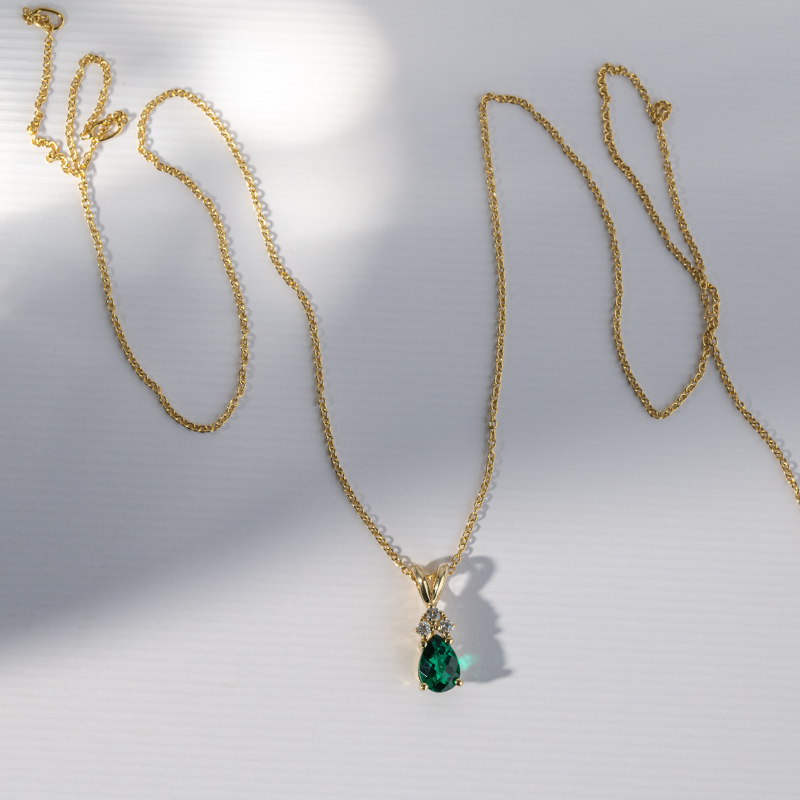 Smaragd-Tropfen in goldener Halskette mit Diamanten Electrah 121281