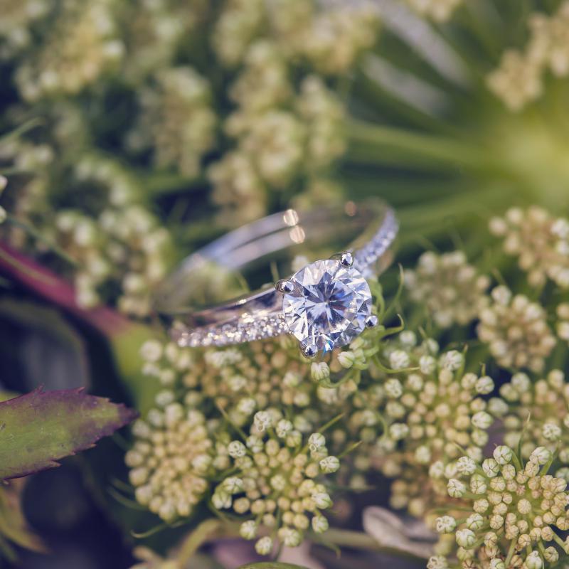 Platin Verlobungsring mit Diamanten auf dem Blumen Hintergrund 12351