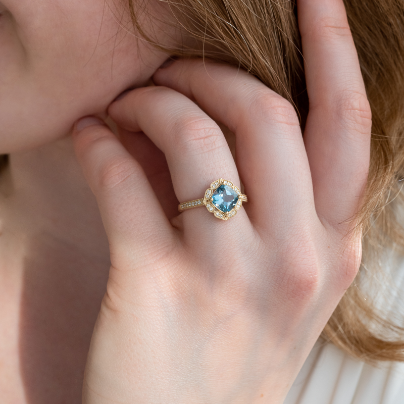 Goldener Vintagering mit blauem Topas und Diamanten Antonella 123841