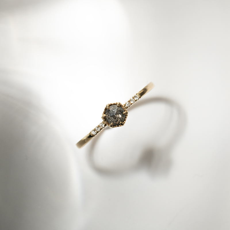 Ring aus Gold mit einzigartigem Salt and Pepper Diamanten Zamiel 129691