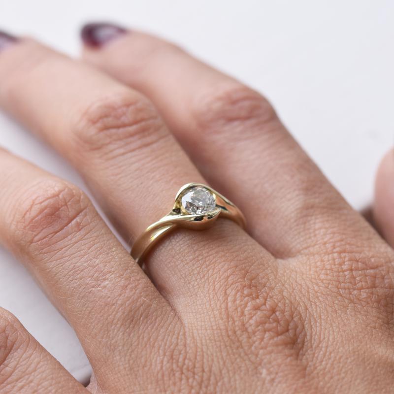 Verlobungsring mit Diamant auf dem Hand 13111