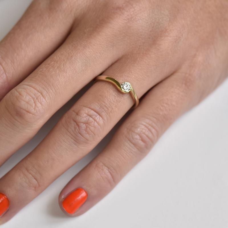 Ring mit Diamant auf dem Hand 18561