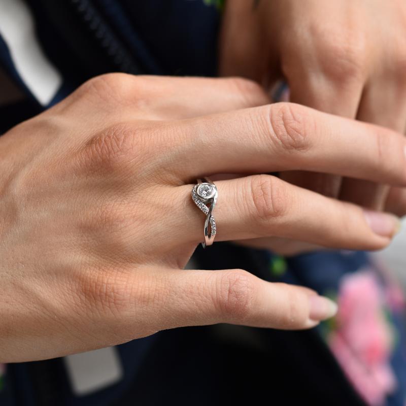 Diamant-Ring für Verlobung auf dem Hand 29521