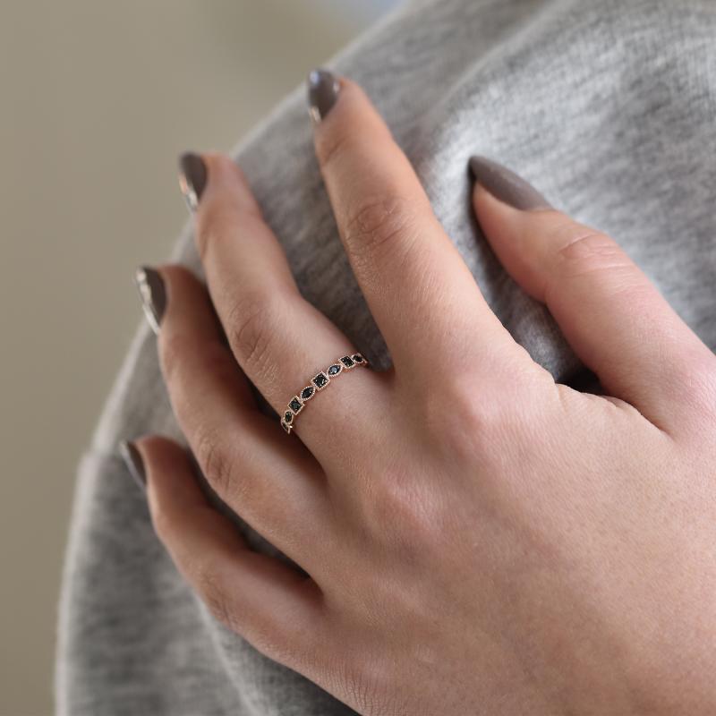 Vintage Ehering mit schwarzen Diamanten auf dem Finger 38311