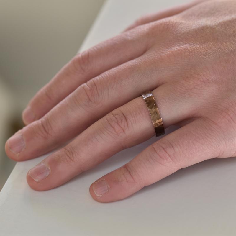 Relief-Ring aus Gold auf dem Finger 39411