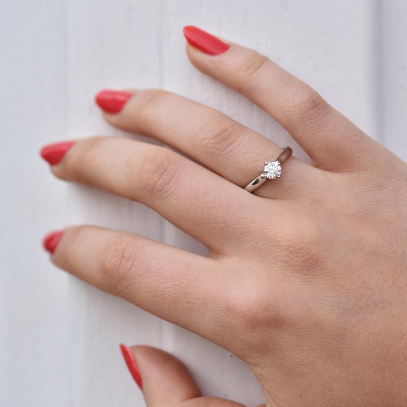 Platin Verlobungsring mit Diamanten auf dem Finger 42731