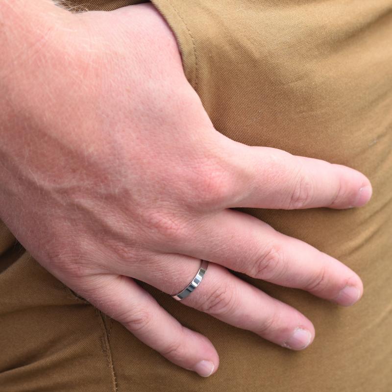 Komfort Ring in Weißgold auf dem Finger 46661