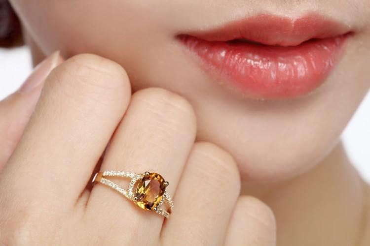 Goldring mit Citrin und Diamanten auf dem Finger 4751