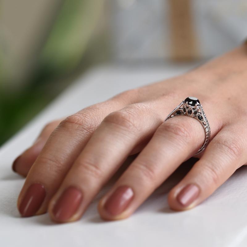 Wunderbarer Verlobungsring mit schwarzen Diamanten auf dem Finger 51351