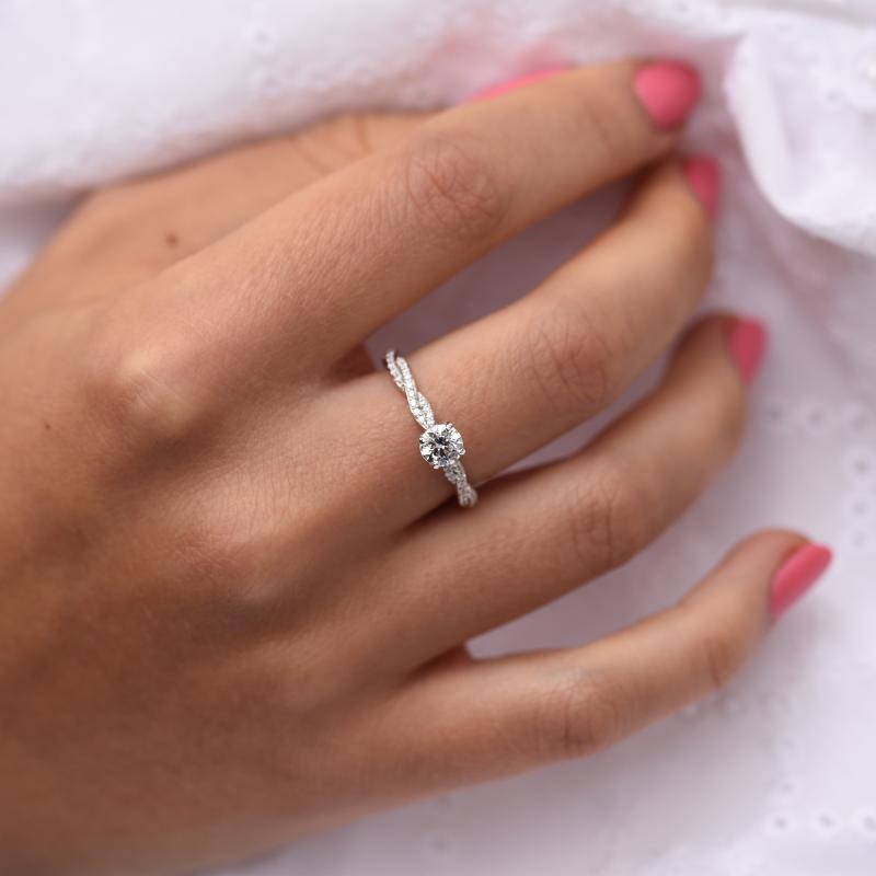 Verflochtener Verlobungsring mit Moissanit und Lab Grown Diamanten Minna 66171