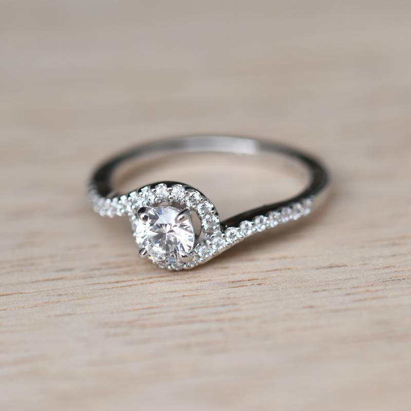 Eleganter Verlobungsring mit Moissanit und Lab Grown Diamanten Elaina 66181