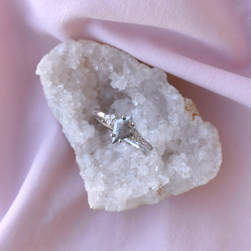 Unikater Ring aus Weißgold mit Salt'n'Pepper Diamant Rogue 67501
