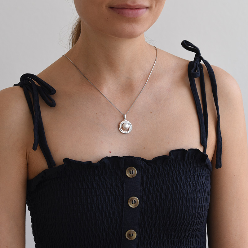 Perle und Zirkonia Halskette auf dem Hals 69251