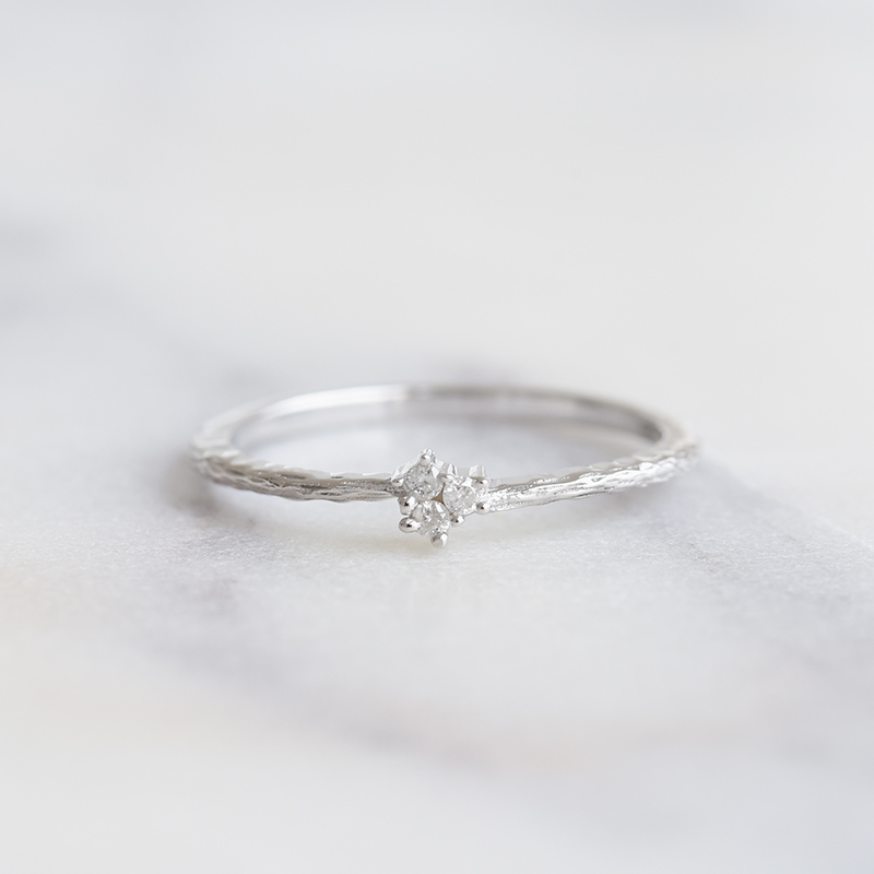 Silberner Ring mit Diamanten im Hammerschlag-Design Milan 86141