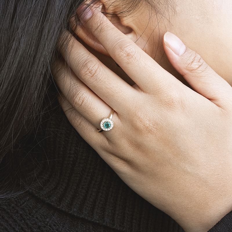 Goldener Halo Ring mit Smaragd umgeben von Diamanten Tafne 111602