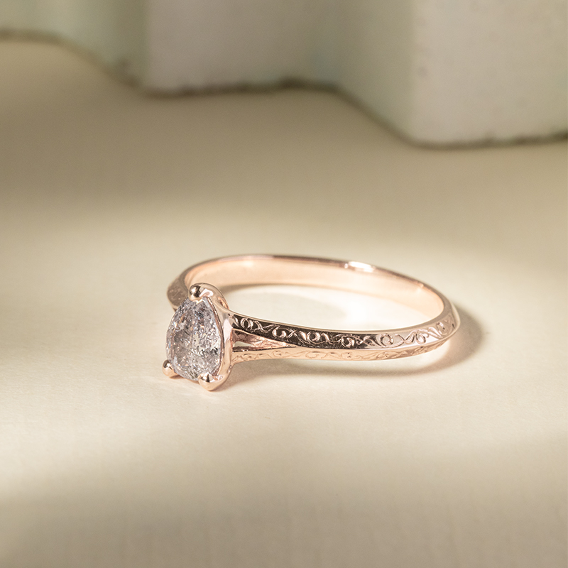 Von Hand gravierter Ring mit einem Salt and Pepper Diamanten in Birnenform Vivia 120112
