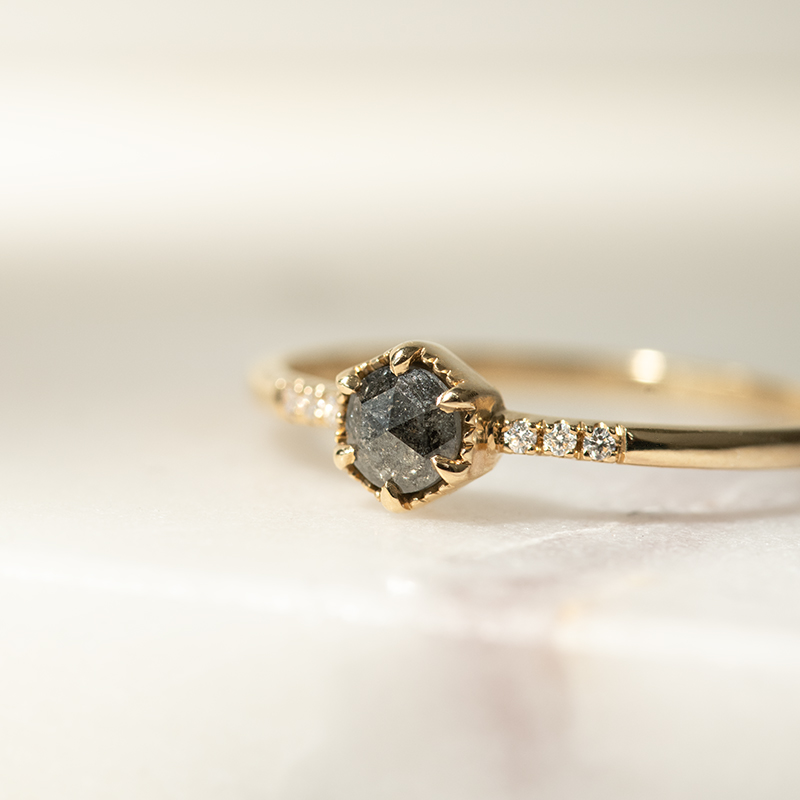 Ring aus Gold mit einzigartigem Salt and Pepper Diamanten Zamiel 129692
