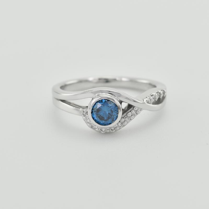 Blauer Diamant im goldenen Ring 17372