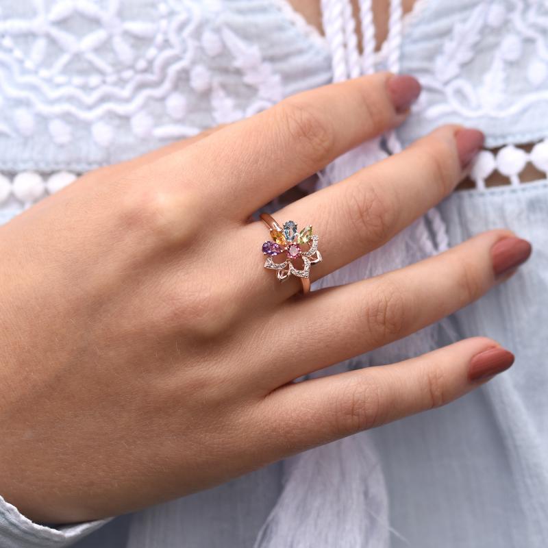 Finger mit Edelsteine Ring in Rosegold 18682