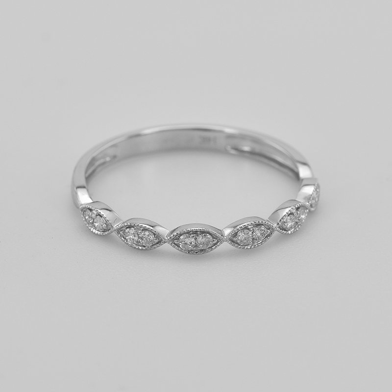 Zarter Ring aus Gold mit Diamanten halbbesetzt Talita 42122