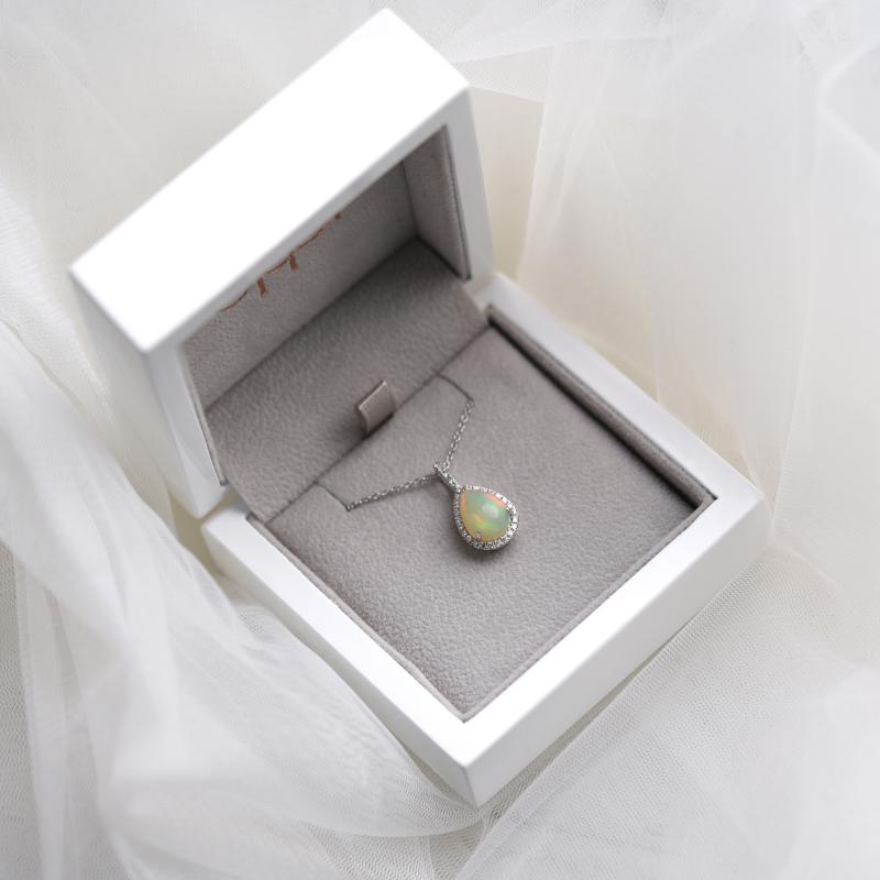 Luxuriöser Goldanhänger mit weißem Opal und Diamanten Gale 51622