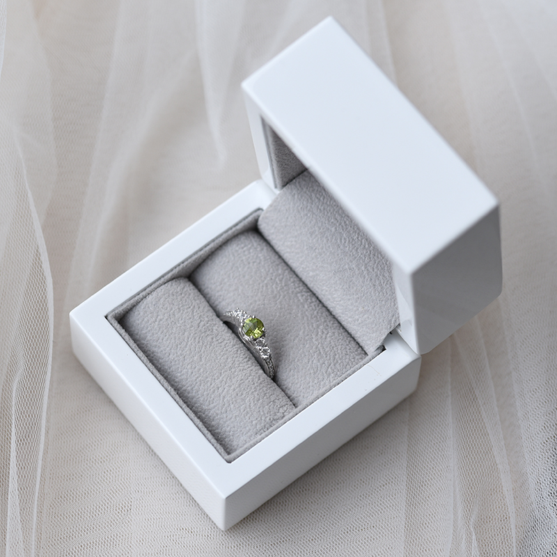 Romantischer Silberner Ring mit Olivin und Zirkonia in Eppi-Geschenkbox 58532