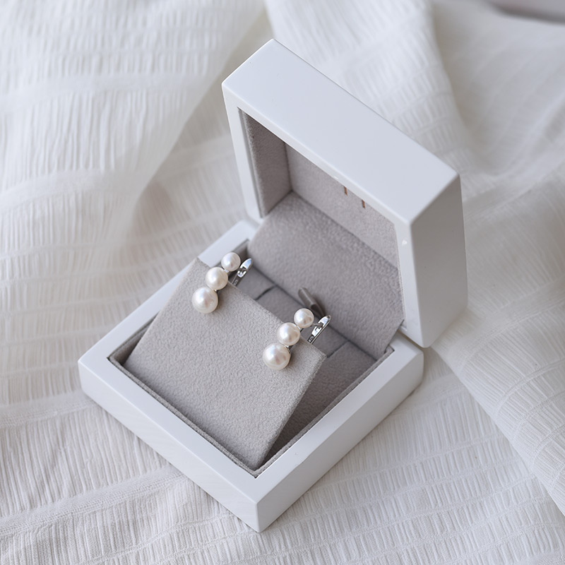 Silberne Hängeohrringe mit drei weißen Perlen Arielle 65632