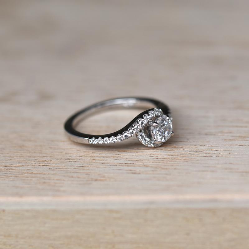 Eleganter Verlobungsring mit Moissanit und Lab Grown Diamanten Elaina 66182