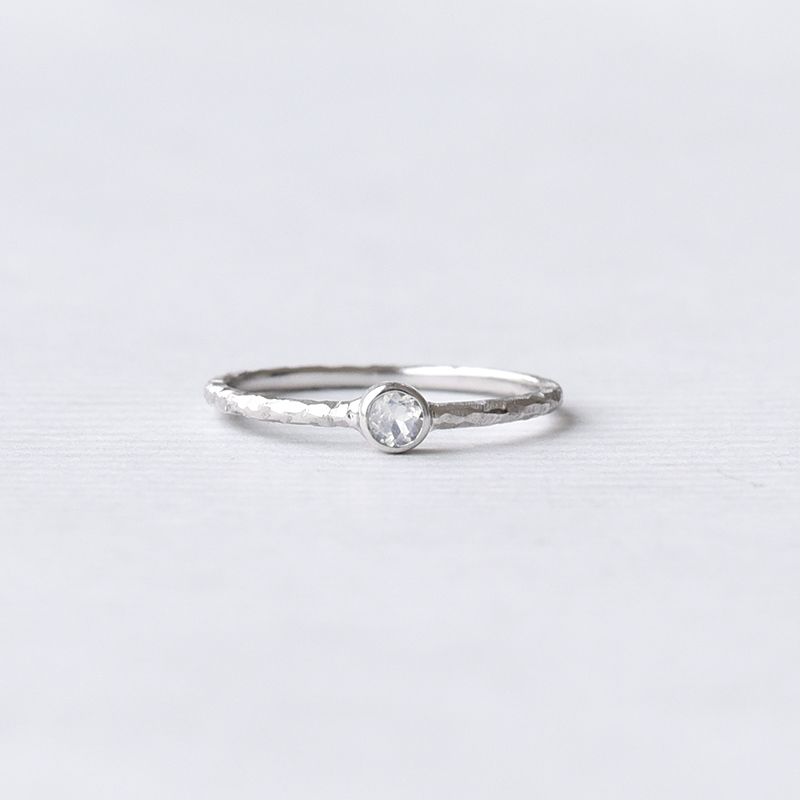 Goldener minimalistischer Ring mit Mondstein Emilien 69672