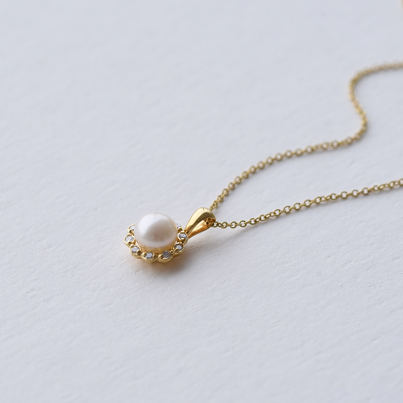 Goldene Halo-Halskette mit Perle und Diamanten Maviga 74402