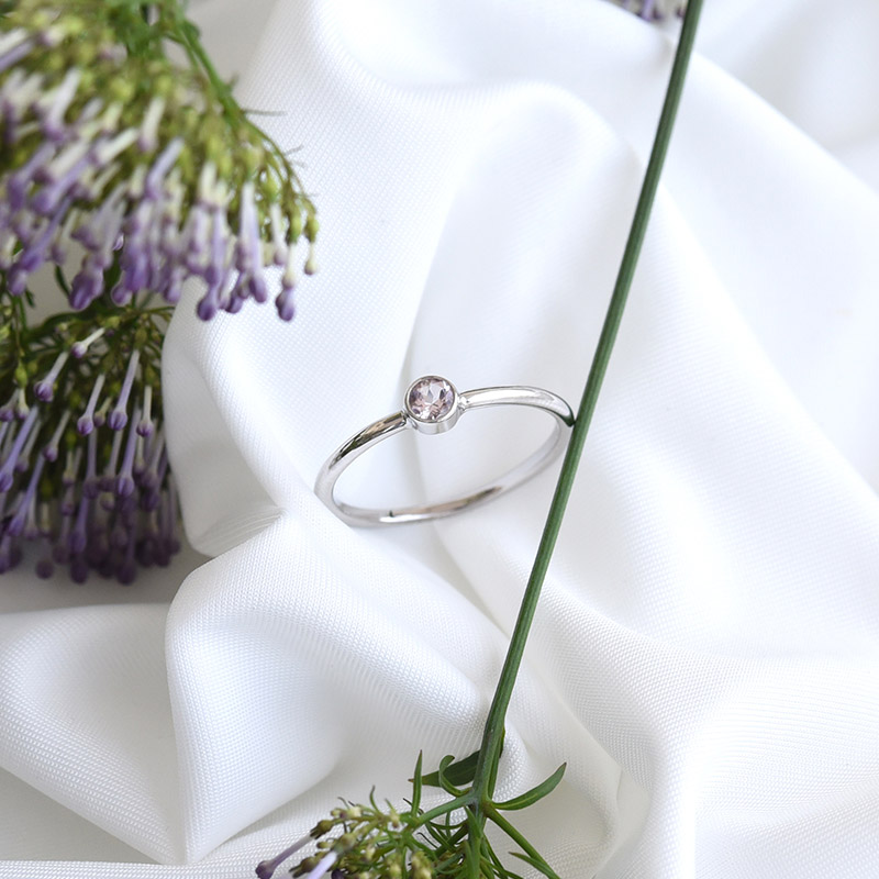Goldener minimalistischer Ring mit Morganit Camellia 82422