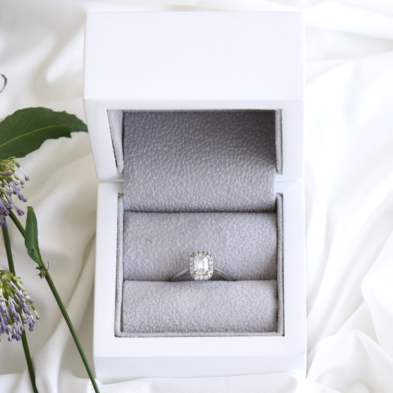 Verlobungsring mit Diamant im Smaragdschliff Valma