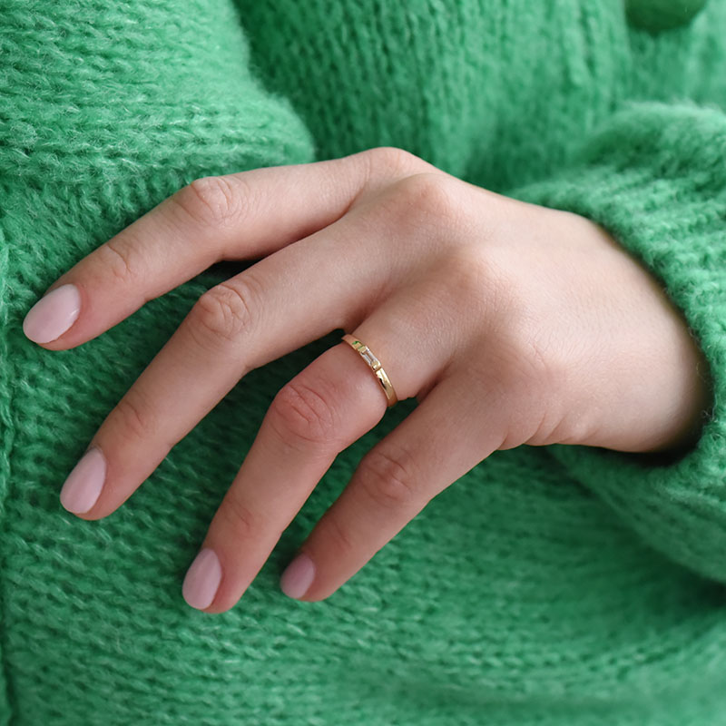 Goldener Ring mit weißen Baguette-Saphir Xenia 92692
