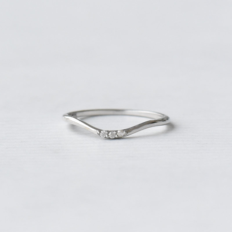 Minimalistischer goldener Ring mit drei Diamanten Dottie 94752