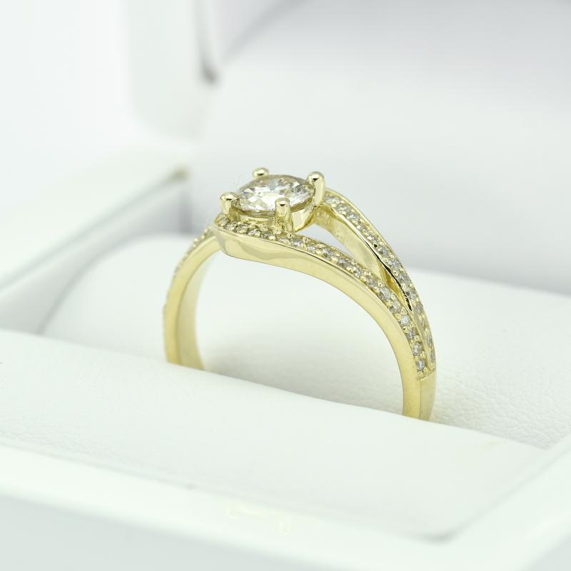 Verlobungsring mit Diamant und Seitendiamanten 12613