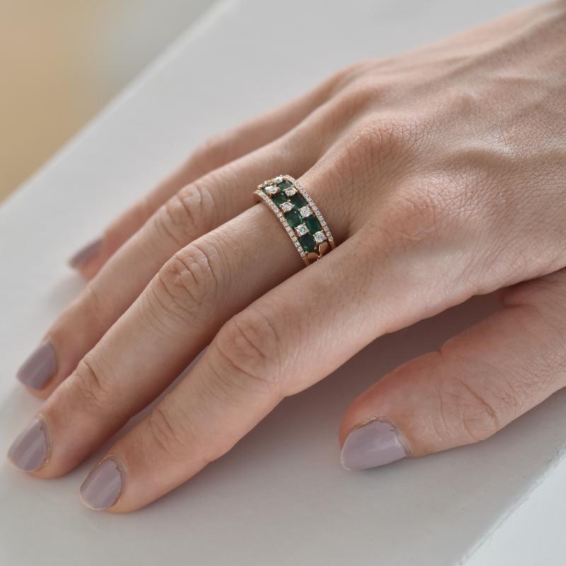 Finger mit Smaragd-Ring und Diamanten 17053