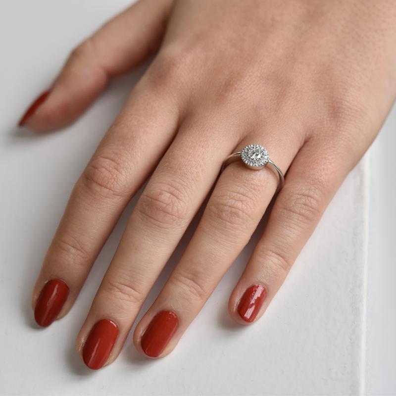 Goldring mit Diamanten auf dem Finger 17263